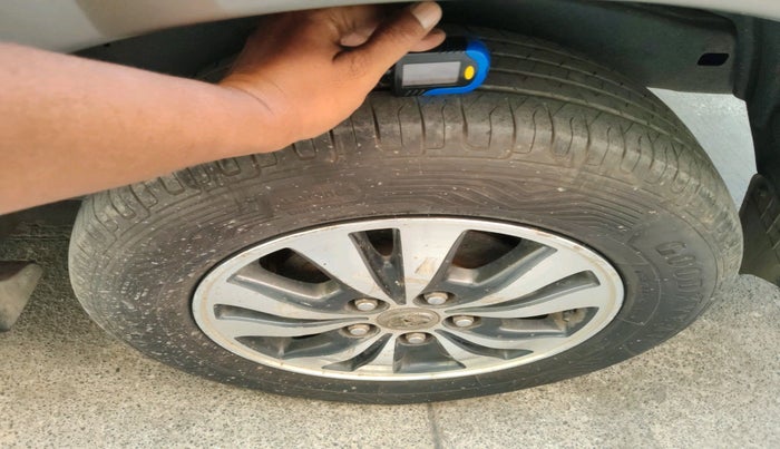 2015 Toyota Innova 2.5 VX 7 STR, Diesel, Manual, 1,58,153 km, tyre