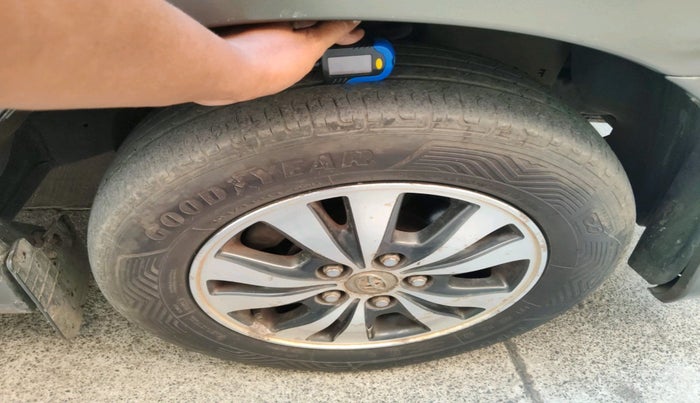 2015 Toyota Innova 2.5 VX 7 STR, Diesel, Manual, 1,58,153 km, tyre