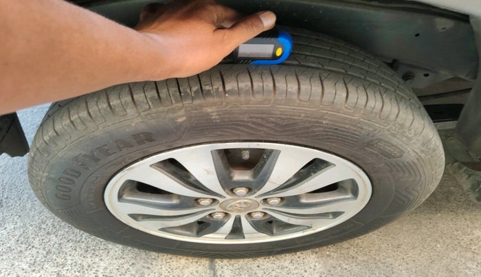 2015 Toyota Innova 2.5 VX 7 STR, Diesel, Manual, 1,58,153 km, tyre