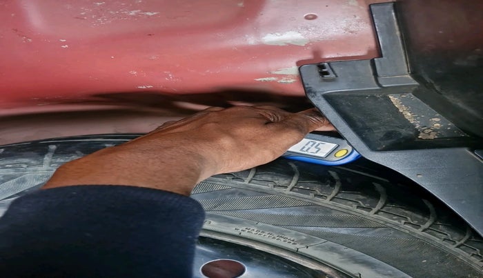 2023 Maruti Swift VXI, Petrol, Manual, 1,05,376 km, tyre