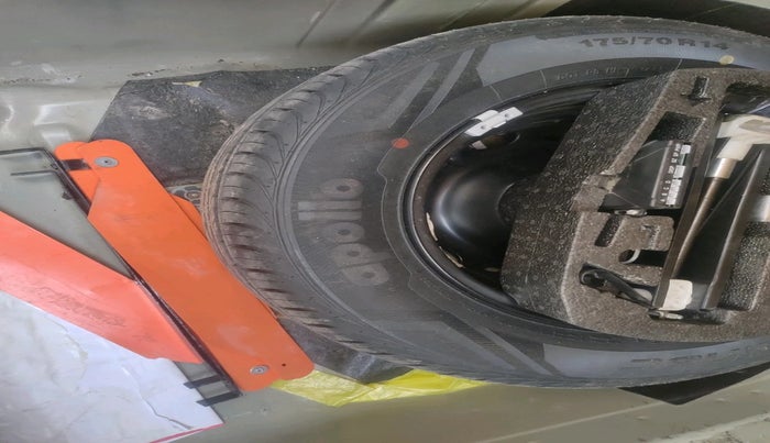 2014 Skoda Rapid AMBITION 1.6 MPI MT PLUS, Petrol, Manual, 44,557 km, tyre