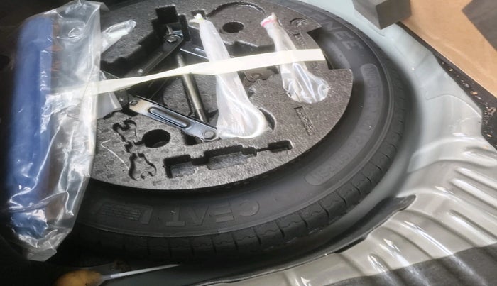 2025 Mahindra XUV 3XO AX5 1.5 Turbo Diesel, Diesel, Manual, 3,863 km, tyre