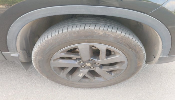 2022 Tata Harrier XZA PLUS 2.0L, Diesel, Automatic, 65,062 km, tyre