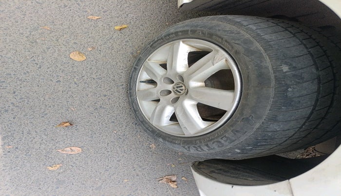 2011 Volkswagen Vento HIGHLINE 1.6 MPI, Petrol, Manual, 68,348 km, tyre