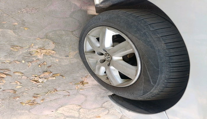 2011 Volkswagen Vento HIGHLINE 1.6 MPI, Petrol, Manual, 68,348 km, tyre