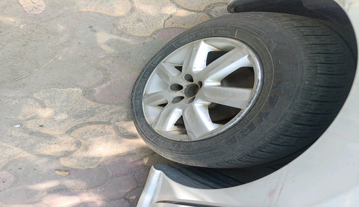 2011 Volkswagen Vento HIGHLINE 1.6 MPI, Petrol, Manual, 68,348 km, tyre