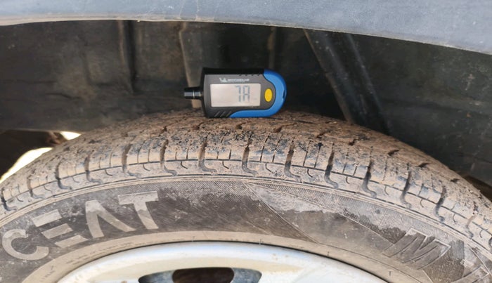 2017 Renault Kwid RXL, CNG, Manual, 86,519 km, tyre