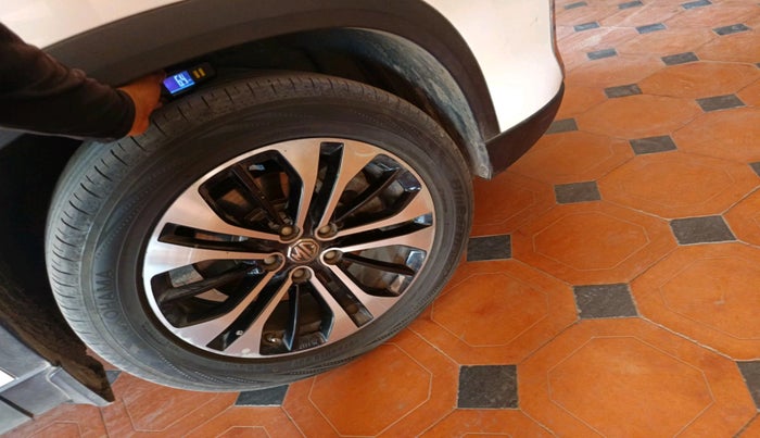 2021 MG HECTOR PLUS SHARP 1.5 PETROL TURBO HYBRID MT 6-STR, Petrol, Manual, 27,335 km, tyre