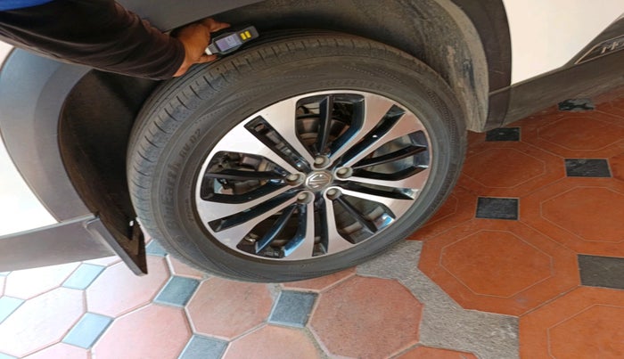 2021 MG HECTOR PLUS SHARP 1.5 PETROL TURBO HYBRID MT 6-STR, Petrol, Manual, 27,335 km, tyre