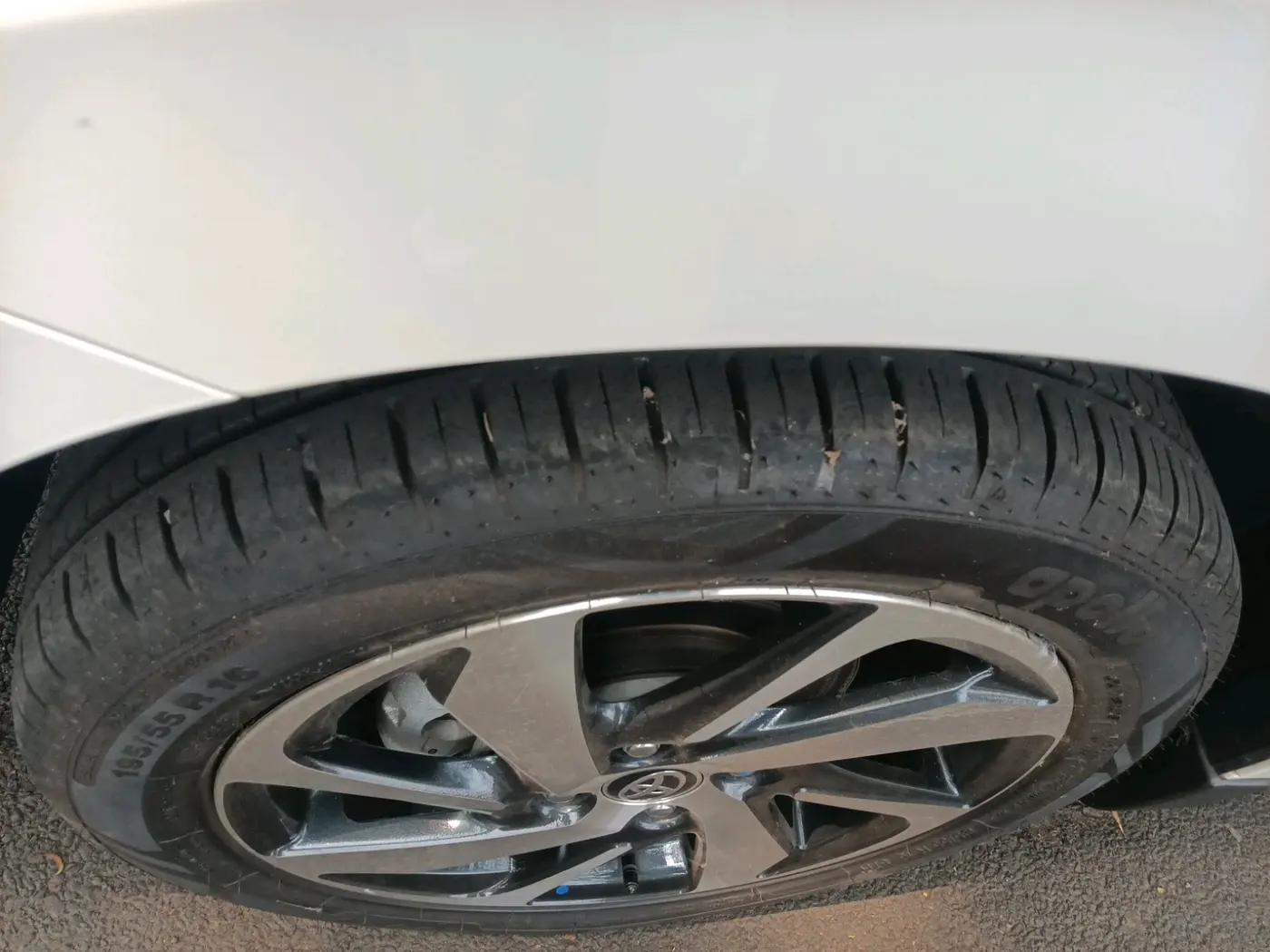 2023 Toyota Glanza V AMT, Petrol, Automatic, 6,166 km, tyre