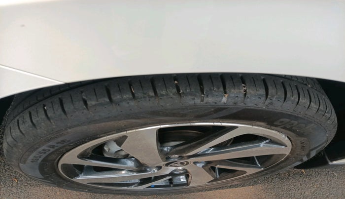 2023 Toyota Glanza V AMT, Petrol, Automatic, 6,166 km, tyre