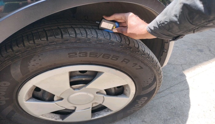 2015 Mahindra XUV500 W6, Diesel, Manual, 1,08,299 km, tyre