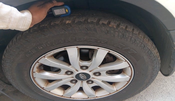 2017 Mahindra XUV500 W10 AT, Diesel, Automatic, 1,17,312 km, tyre