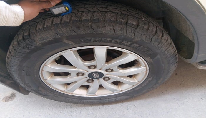 2017 Mahindra XUV500 W10 AT, Diesel, Automatic, 1,17,312 km, tyre