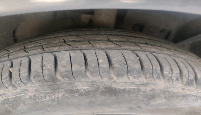 2015 Ford Ecosport AMBIENTE 1.5L DIESEL, Diesel, Manual, 1,02,229 km, tyre