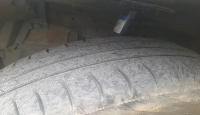 2016 Maruti Swift VXI, Petrol, Manual, 1,17,471 km, tyre