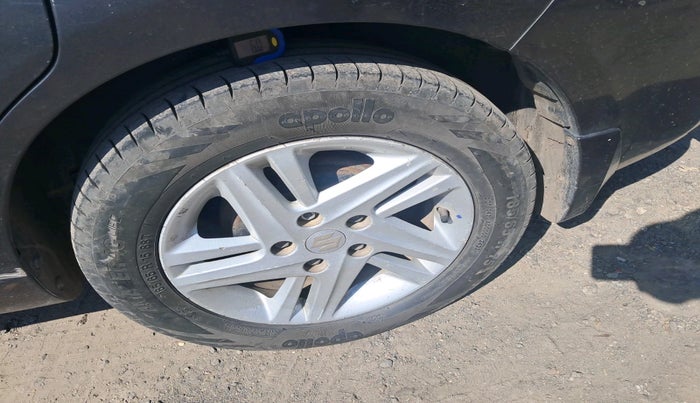 2013 Maruti Ertiga ZXI, CNG, Manual, 2,20,646 km, tyre