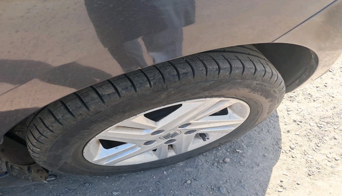 2013 Maruti Ertiga ZXI, CNG, Manual, 2,20,646 km, tyre