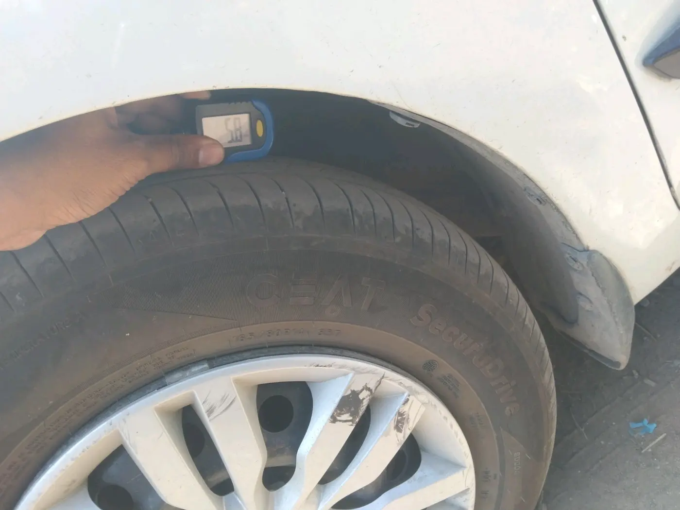 2018 Maruti Dzire VDI, Diesel, Manual, 2,13,045 km, tyre
