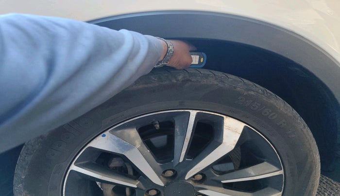 2021 Mahindra XUV300 W8 (O) 1.5 DIESEL, Diesel, Manual, 1,21,097 km, tyre