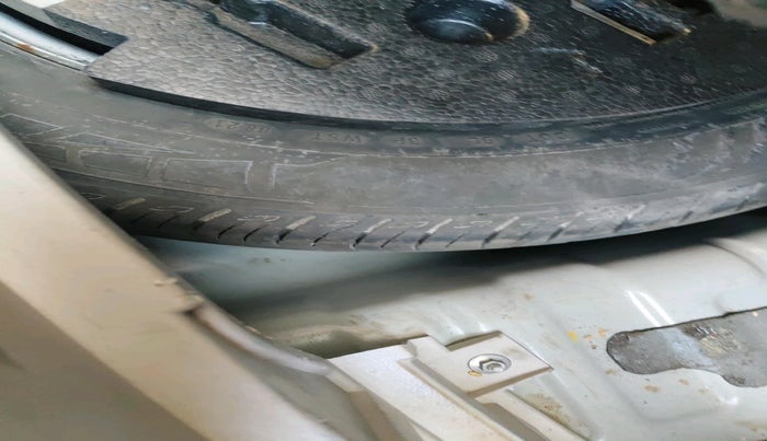 2021 Mahindra XUV300 W8 (O) 1.5 DIESEL, Diesel, Manual, 1,21,097 km, tyre