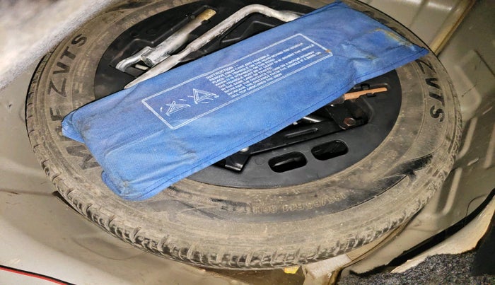 2016 Mahindra Kuv100 K8 D 5 STR, Diesel, Manual, 60,482 km, tyre