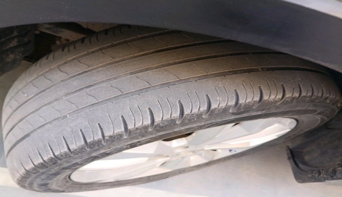 2021 Mahindra XUV300 W8 1.2 PETROL, Petrol, Manual, 65,567 km, tyre