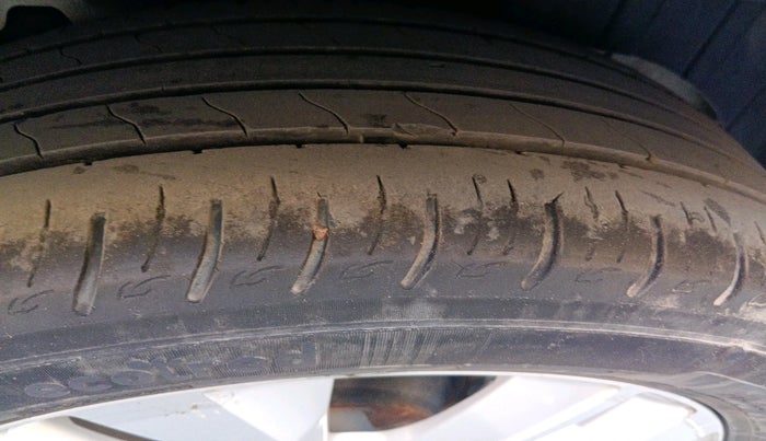 2021 Mahindra XUV300 W8 1.2 PETROL, Petrol, Manual, 65,567 km, tyre