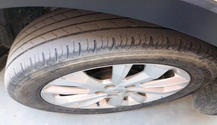 2021 Mahindra XUV300 W8 1.2 PETROL, Petrol, Manual, 65,567 km, tyre