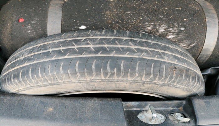 2016 Maruti Swift LXI (O), Petrol, Manual, 1,49,415 km, tyre