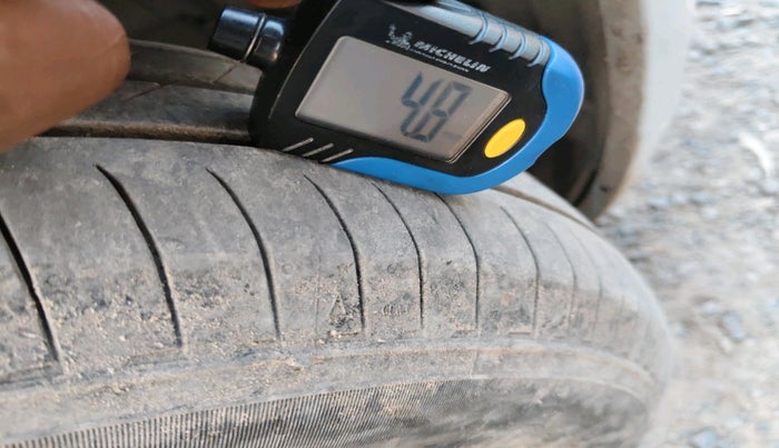 2016 Maruti Swift LXI (O), Petrol, Manual, 1,49,415 km, tyre