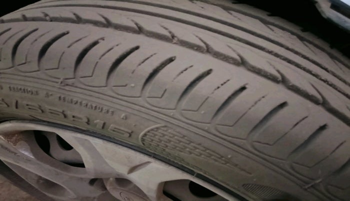 2017 Ford Ecosport AMBIENTE 1.5L PETROL, Petrol, Manual, 2,62,543 km, tyre