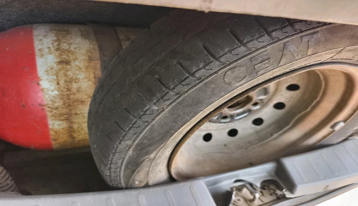 2011 Maruti Wagon R 1.0 LXI, CNG, Manual, 1,20,306 km, tyre