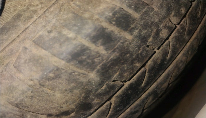 2011 Hyundai i10 MAGNA 1.2, CNG, Manual, 1,35,137 km, tyre