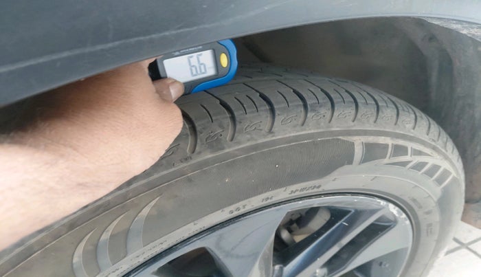 2017 Toyota Innova Crysta TOURING SPORT DIESEL MT, Diesel, Manual, 1,15,923 km, tyre