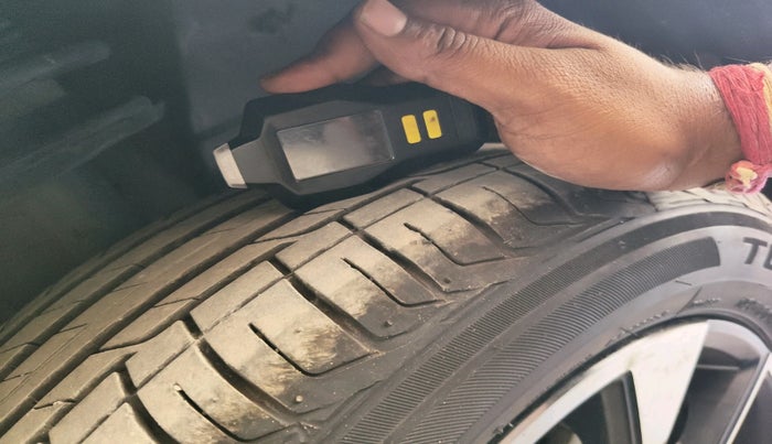 2021 Tata PUNCH CREATIVE AMT 1.2 RTN DUAL TONE, Petrol, Automatic, 40,984 km, tyre