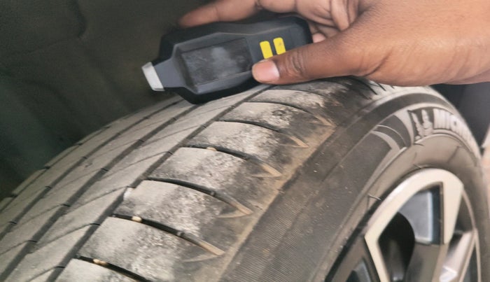 2021 Tata PUNCH CREATIVE AMT 1.2 RTN DUAL TONE, Petrol, Automatic, 40,984 km, tyre