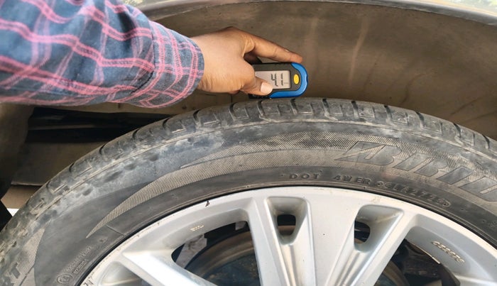 2018 Toyota Innova Crysta 2.4 ZX 7 STR, Diesel, Manual, 2,09,206 km, tyre