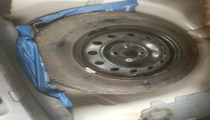 2015 Maruti Swift Dzire VXI, Petrol, Manual, 51,356 km, tyre