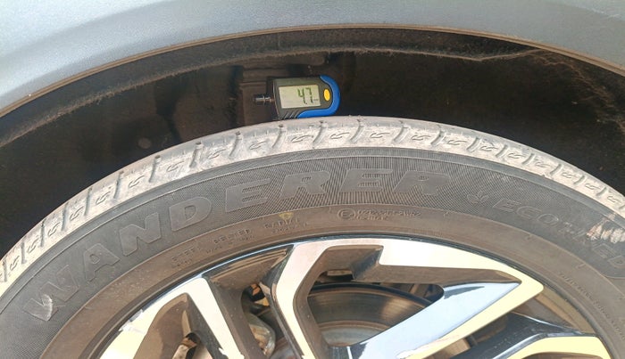 2023 KIA CARENS LUXURY PLUS 1.4 PETROL DCT 7 STR, Petrol, Automatic, 27,196 km, tyre