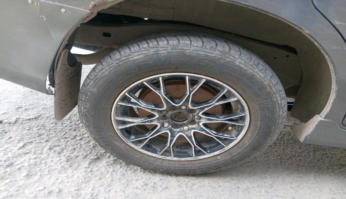 2012 Toyota Innova 2.5 GX 8 STR, Diesel, Manual, 2,39,253 km, tyre