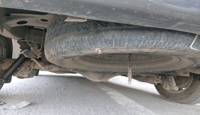 2012 Toyota Innova 2.5 GX 8 STR, Diesel, Manual, 2,39,253 km, tyre