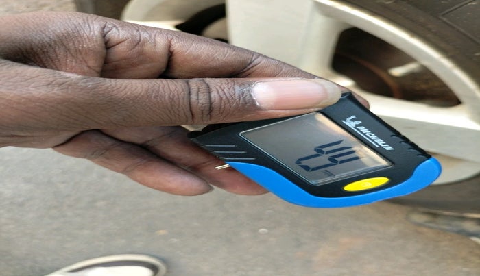 2012 Volkswagen Jetta COMFORTLINE TDI, Diesel, Manual, 1,00,766 km, tyre