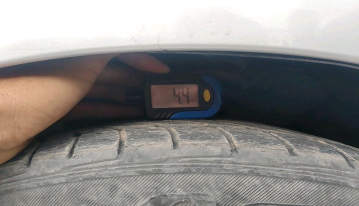 2014 Hyundai New Elantra 1.6 SX MT DIESEL, Diesel, Manual, 1,34,861 km, tyre