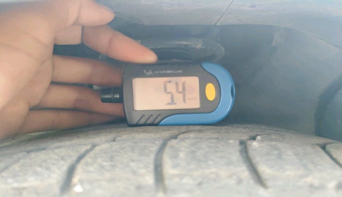 2014 Hyundai New Elantra 1.6 SX MT DIESEL, Diesel, Manual, 1,34,861 km, tyre