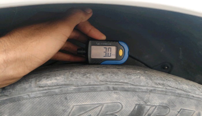 2014 Hyundai New Elantra 1.6 SX MT DIESEL, Diesel, Manual, 1,34,861 km, tyre