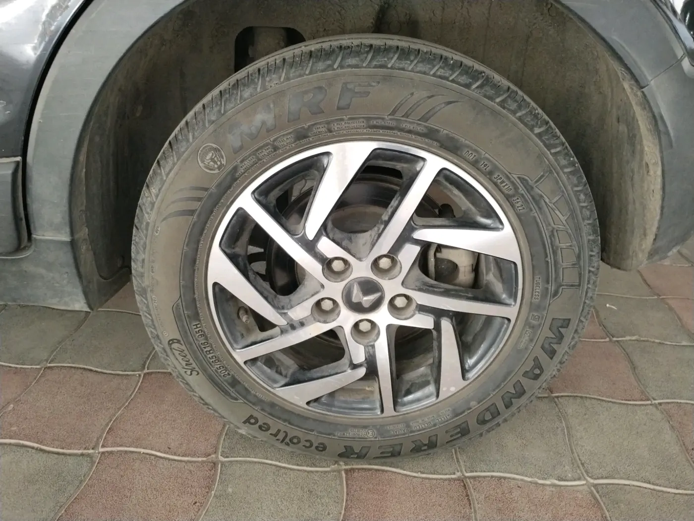 2022 Mahindra XUV300 W8 (O) 1.2 PETROL, Petrol, Manual, 39,651 km, tyre