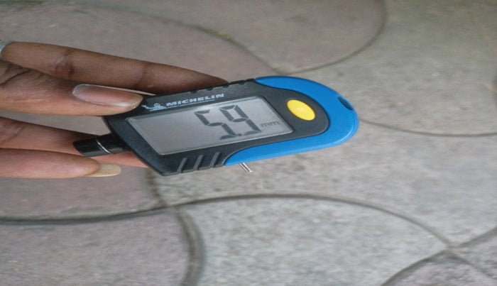 2022 Mahindra XUV700 AX 7 D MT 7 STR, Diesel, Manual, 1,02,075 km, tyre