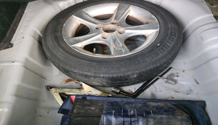 2010 Hyundai Verna TRANSFORM 1.6 VTVT, Petrol, Manual, 1,30,542 km, tyre