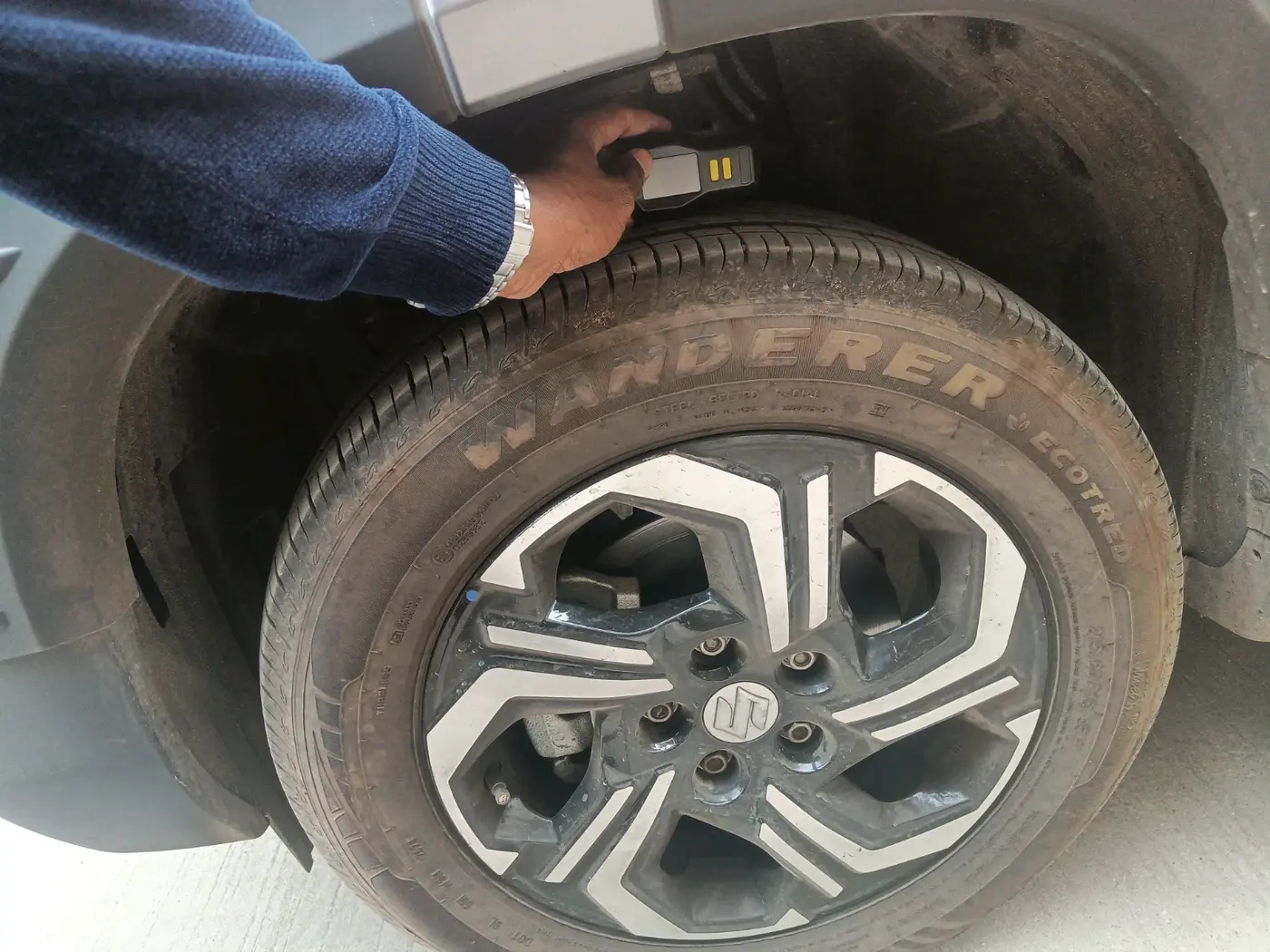 2023 Maruti BREZZA VXI, Petrol, Manual, 5,814 km, tyre